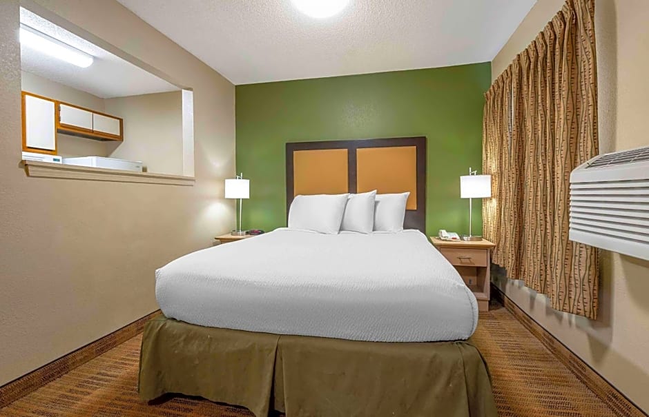 Suburban Studios Indianapolis Northwest - College Parks