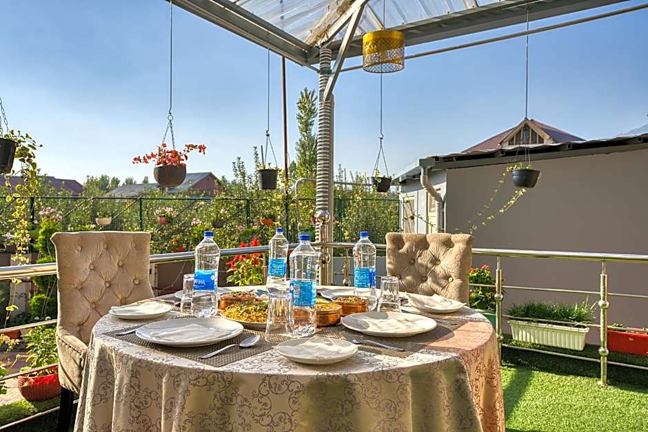 Hotel The Montreal Near by Dal Lake