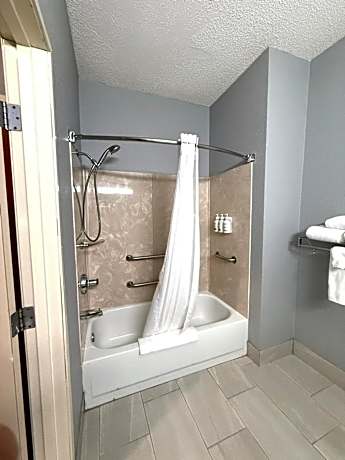 1 Queen Bed Mobility Accessible Room Bathtub w/ Grab Bars Non-Smoking