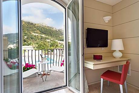 Suite with panoramic rooftop sea view