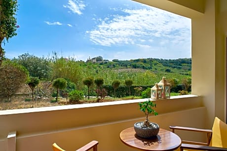 Economy Family Room with Garden View - Semibasement