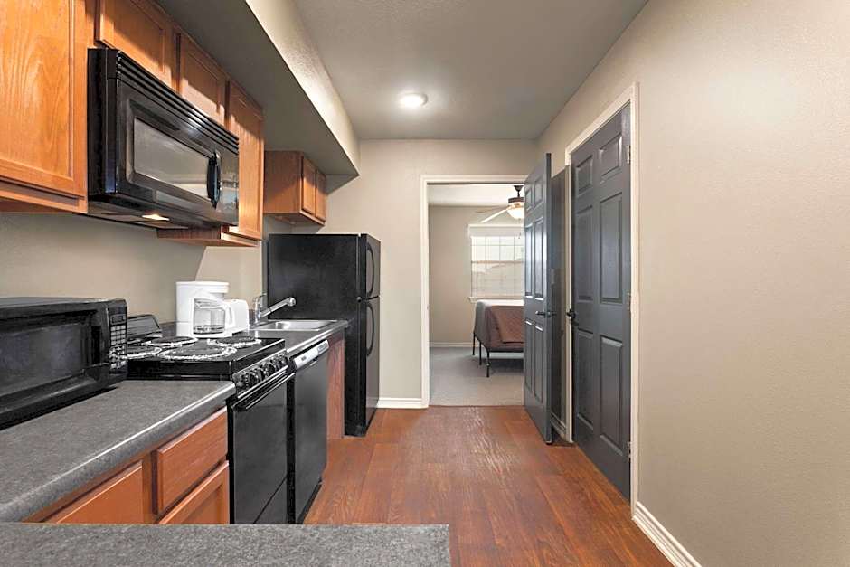 Eagle's Den Suites Cotulla a Travelodge by Wyndham