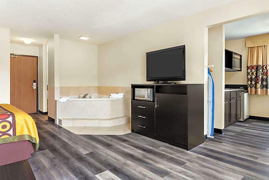 Super 8 by Wyndham Clinton/Jackson West