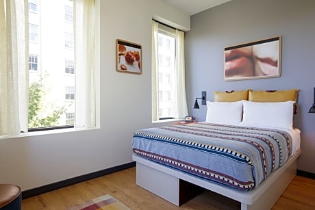 Cozy Queen Room - Hearing Accessible