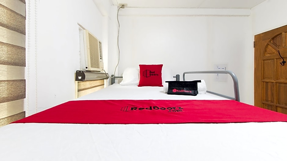 RedDoorz @ Teofila Lodge