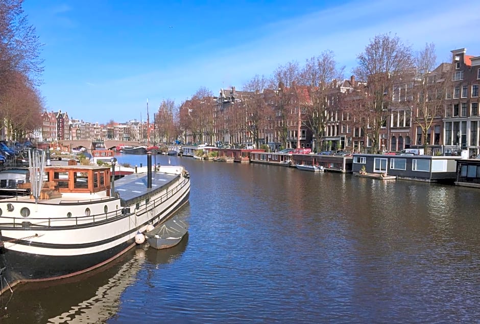 Top-notch apartment along canal in historic centre