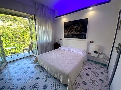 Deluxe Double Room with Side Sea View