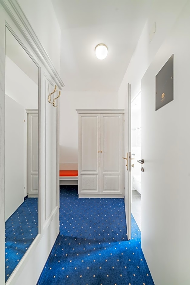 Self-Check-In Hotel Adlon