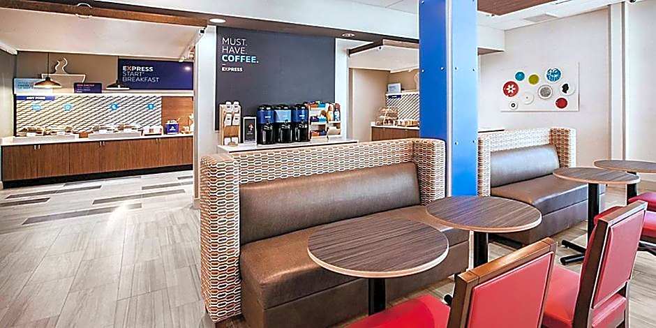 Holiday Inn Express & Suites Columbus East - Heath By IHG