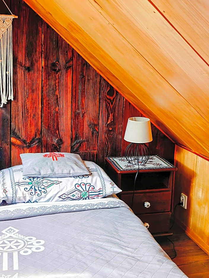 DOMEK NA GÓRACH z GORĄCĄ BALIĄ i SAUNĄ