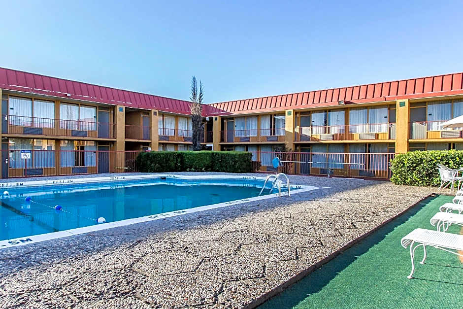 Quality Inn Ada near University
