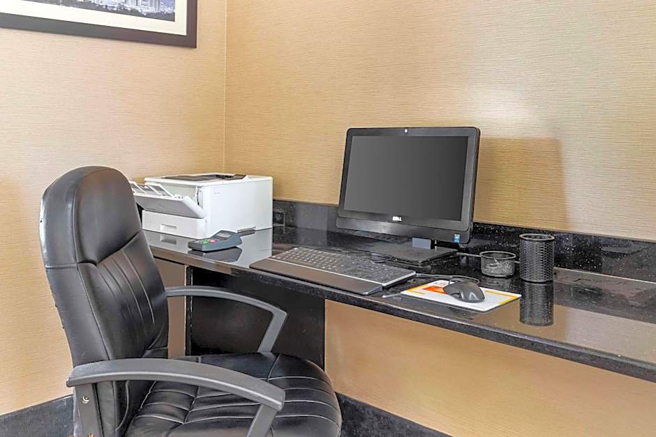 Comfort Suites Inn At Ridgewood Farm