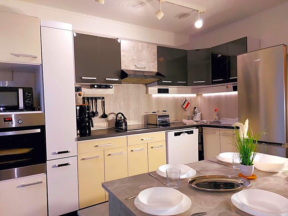 APPARTEMENTHAUS "AM KORNFELD" - 10 Apartments, 40 Betten, Raucher-Balkon, Waschraum, Garten, Grillplatz, Tischtennis, Parkplatz