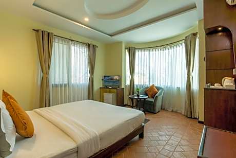 Deluxe Queen Room with Balcony