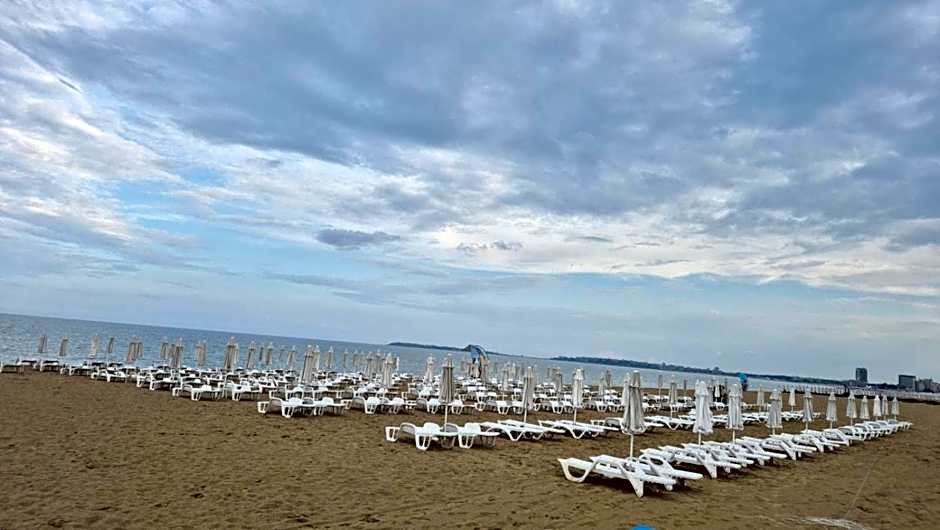 Grand Hotel Nirvana - All Inclusive & Free Beach Access