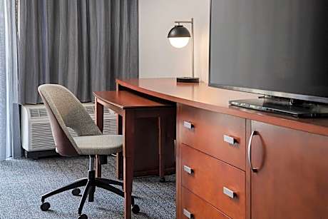 Queen Room with Two Queen Beds and Balcony - Hearing Accessible