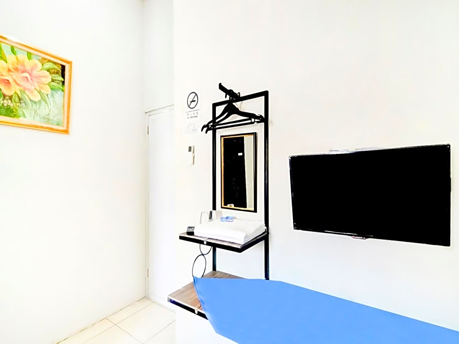 Vaccinated Staff - OYO 90048 Teratai Bekasi Guesthouse