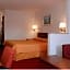 Econo Lodge Inn & Suites Forest
