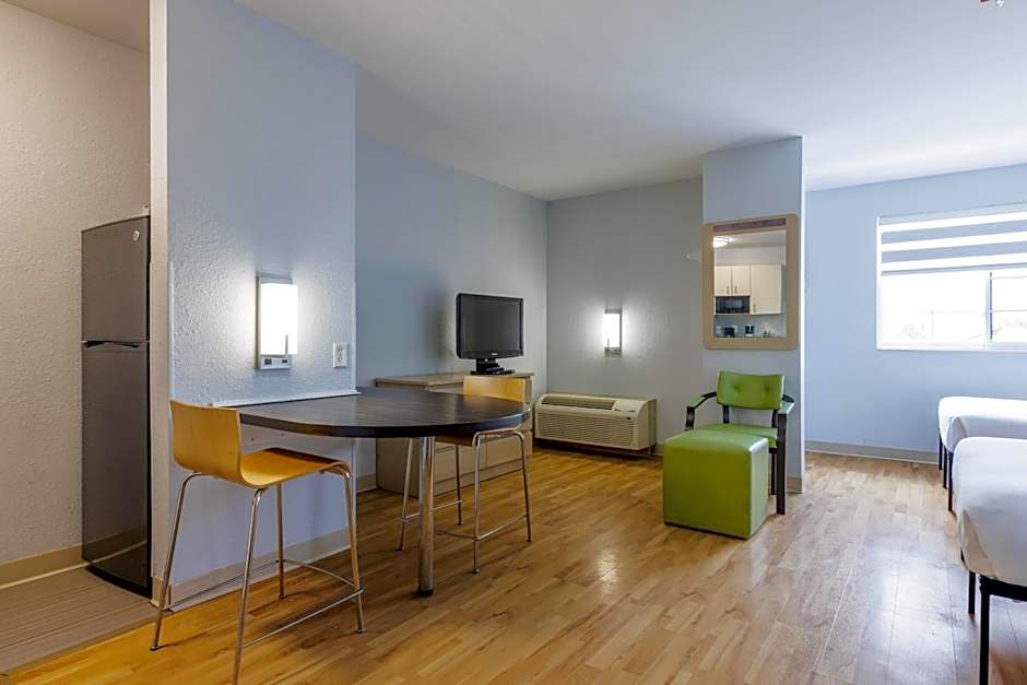 Studio 6 Toronto - Mississauga