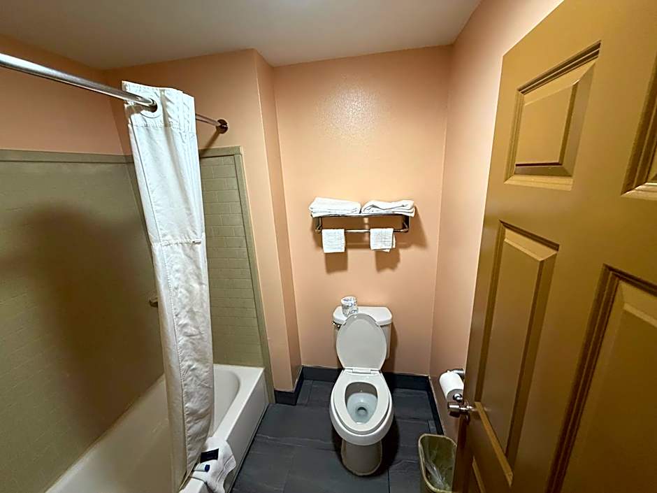 Paradise Inn & Suites