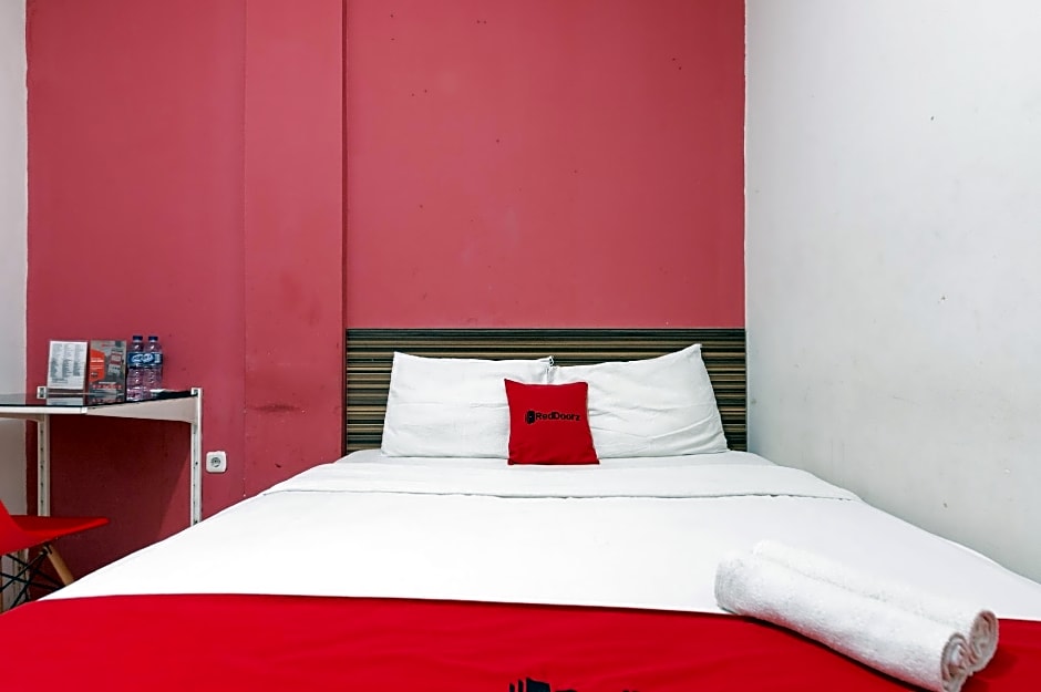 RedDoorz near Seasons City Mall