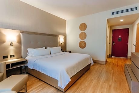 1 King Bed With Balcony