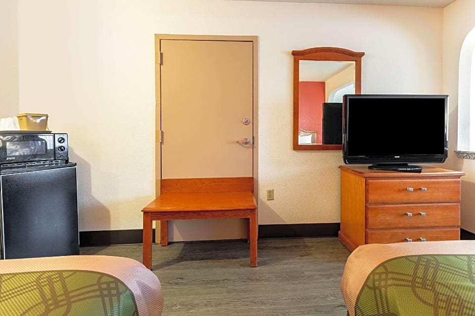 Econo Lodge Inn & Suites Memphis