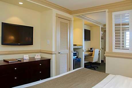 Poolside King Suite-Main Building
