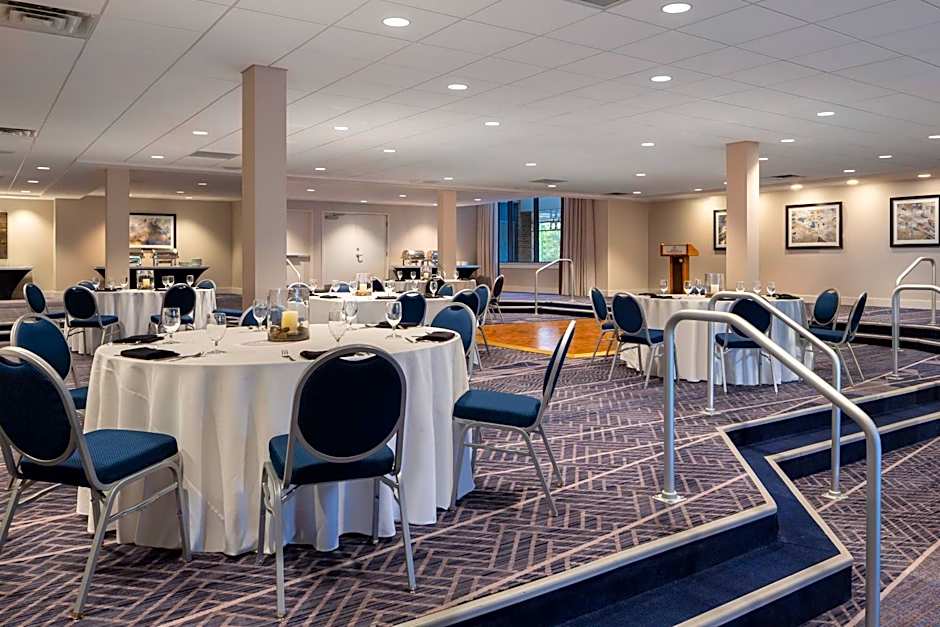 Sheraton Norfolk Waterside Hotel