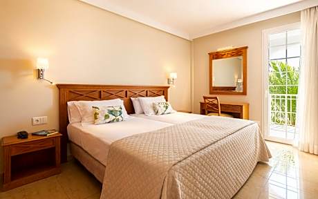 Apartment with Pool View