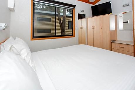 Superior 2 Bedroom Riverfront Cabin - Sleeps 5