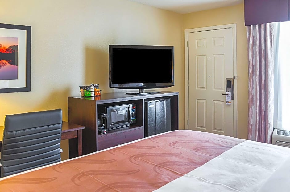 Photo 1 of 4 of 1 King Bed, Accessible, Nonsmoking