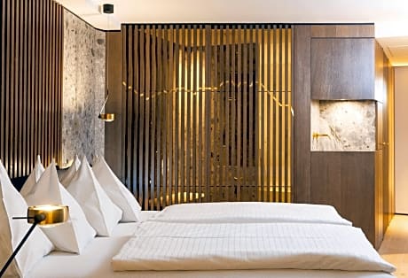 Junior Suite (1 Queen Bed)