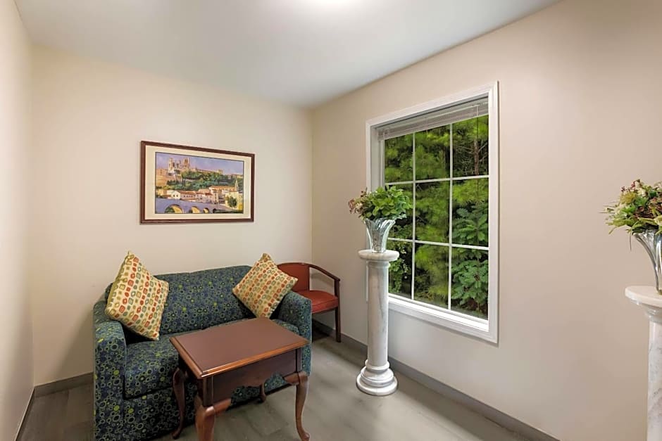 Quality Inn & Suites Greensboro near Lake Oconee