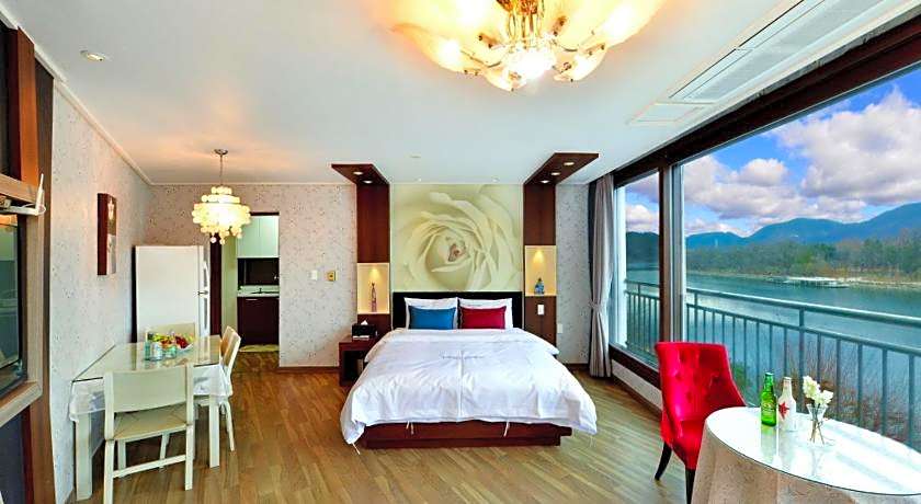 Moonlight Blue Pension