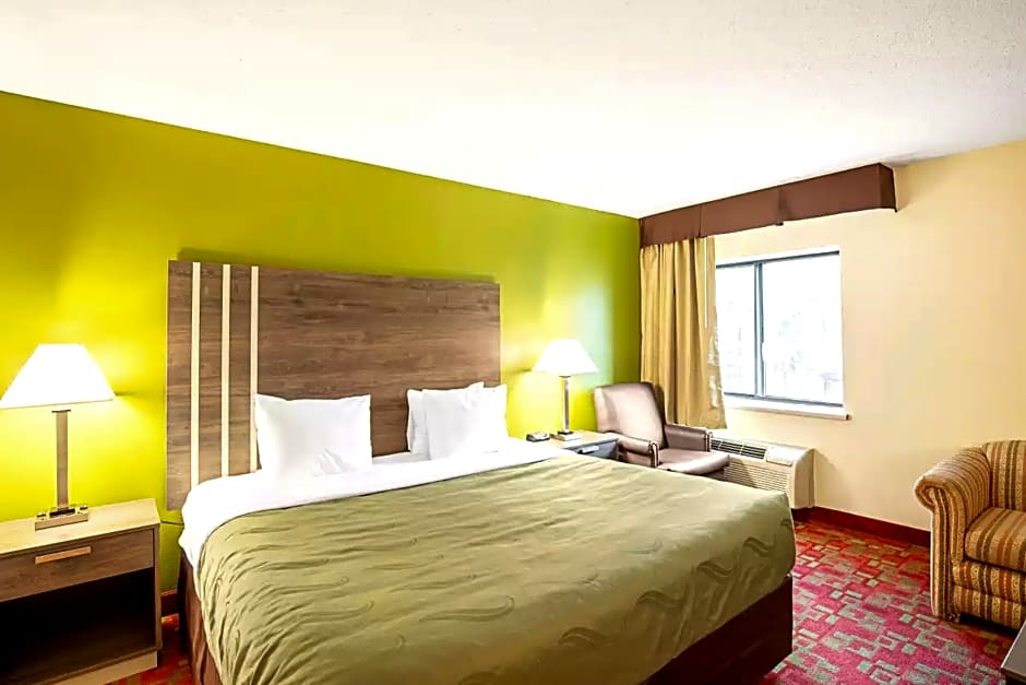 Norwood Inn & Suites Milwaukee