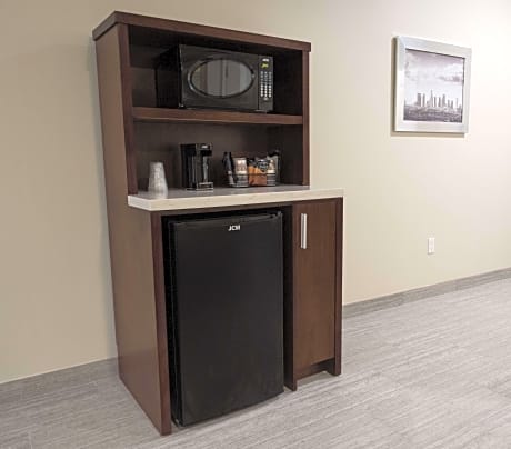 1 King Bed, Non-Smoking, Jacuzzi, Pillow Top Mattress, Microwave And Refrigerator, High Speed Intern