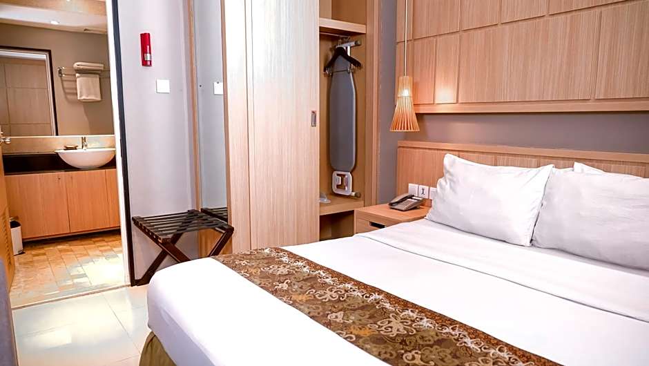 Photo 1 of 7 of Deluxe Room - 1 Queen Bed