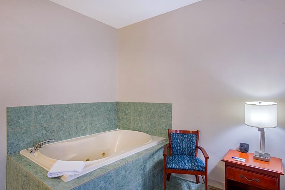 Holiday Inn Express Hotel & Suites Brattleboro, an IHG Hotel