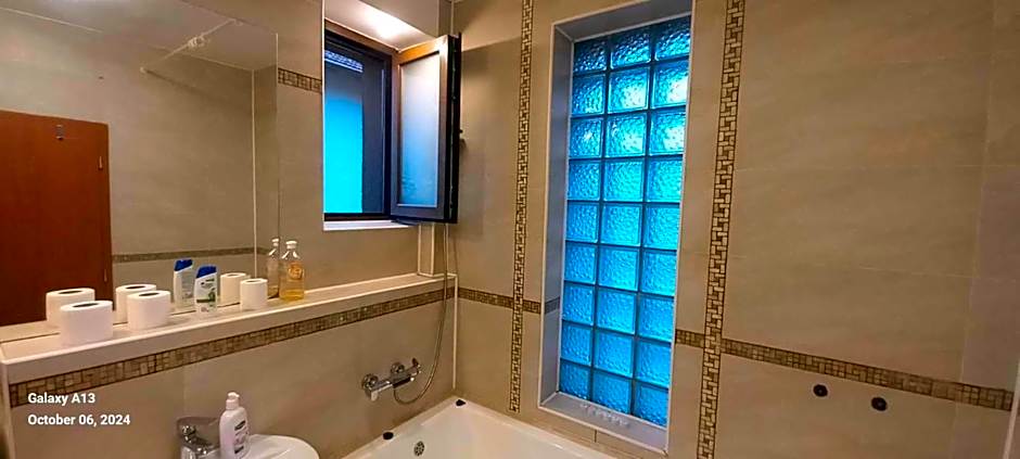 VillaWeb 9rooms - Long term business aparthotel 29 Euro per night per room, min 3months