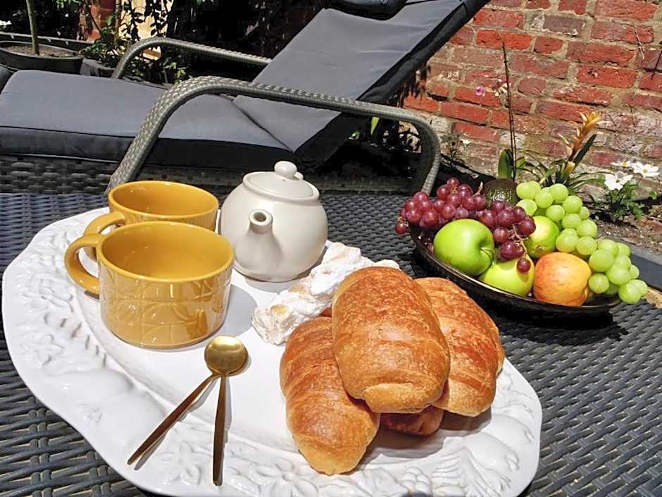 Executive Suite with Private HotTub, Full SkyTV in 600 Year Old Manor House