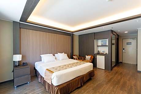 Premier Deluxe King Room