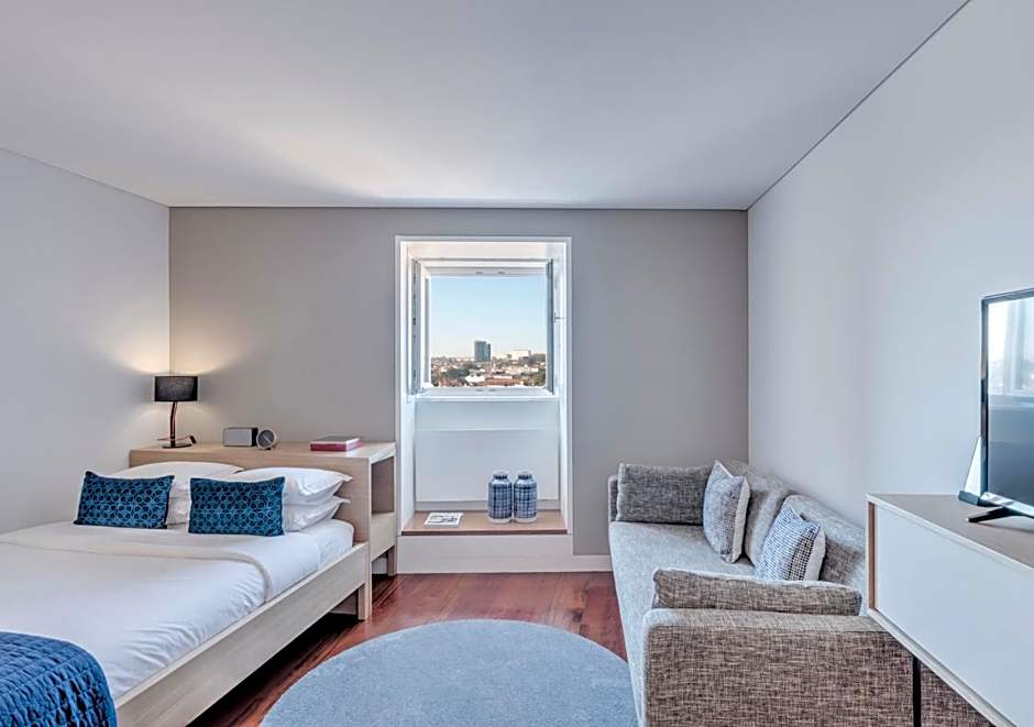 Oporto Street das Aldas - River View