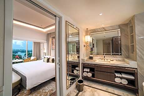 Deluxe Room City View Twin Bed