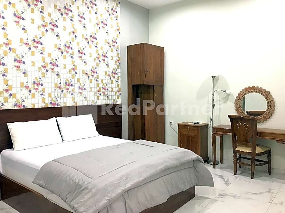 Hotel D88 Mitra RedDoorz near Santera Flower Garden