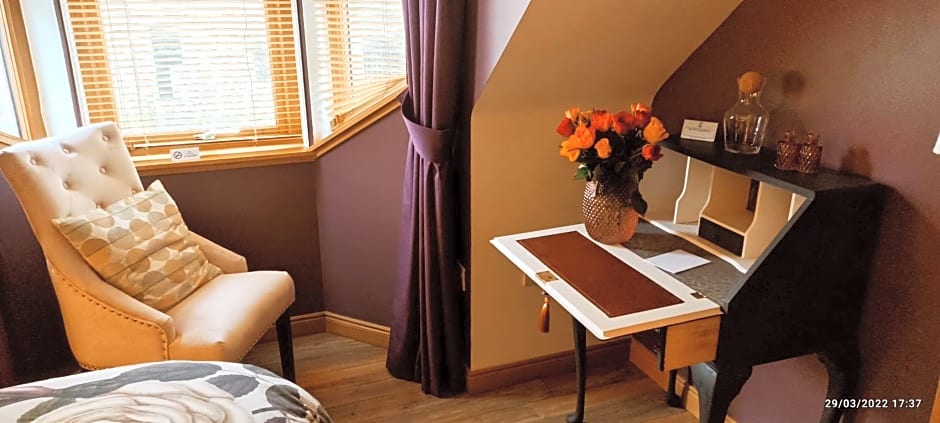 Outlander Boutique B&B King