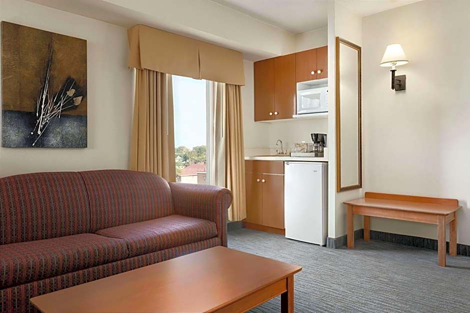 Days Inn & Suites by Wyndham Niagara Falls Centre St. By the Falls