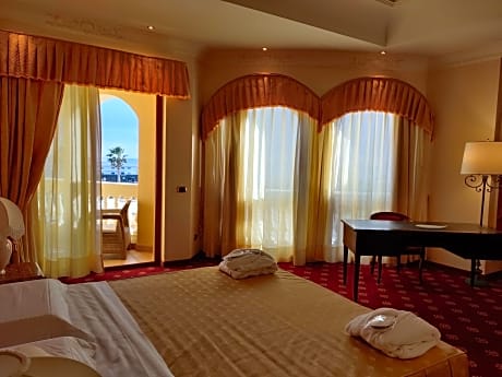 Deluxe Suite with Sea View