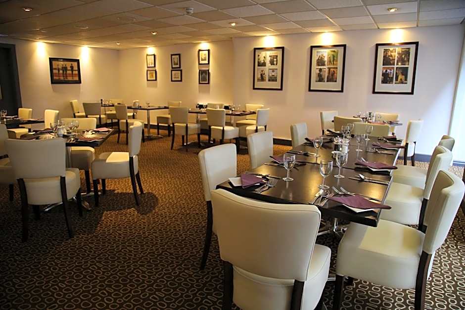 Inn On The Prom At The Fernlea Hotel