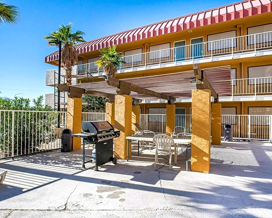 Rodeway Inn & Suites